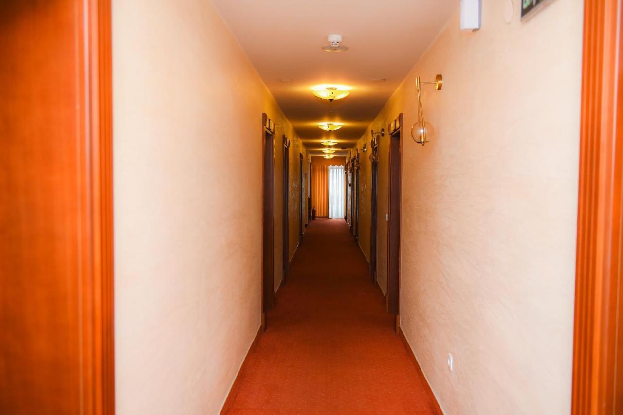 Hotel Marshal Nikšić Buitenkant foto
