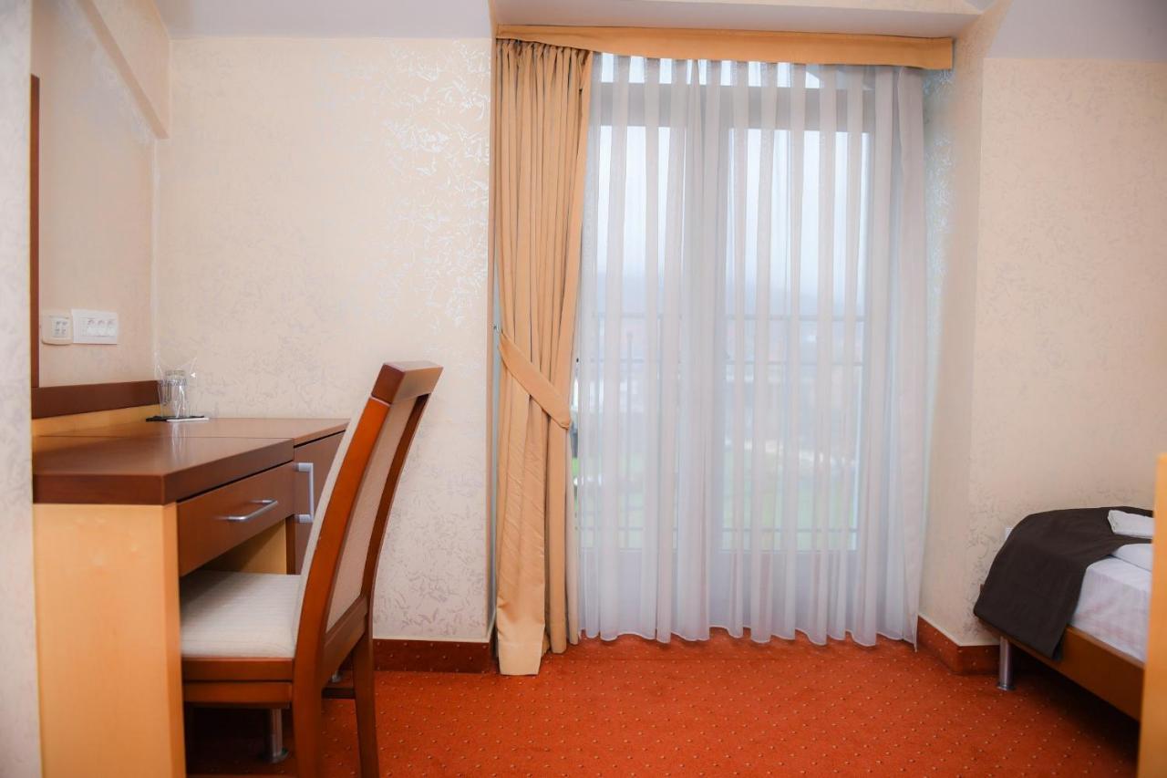 Hotel Marshal Nikšić Buitenkant foto