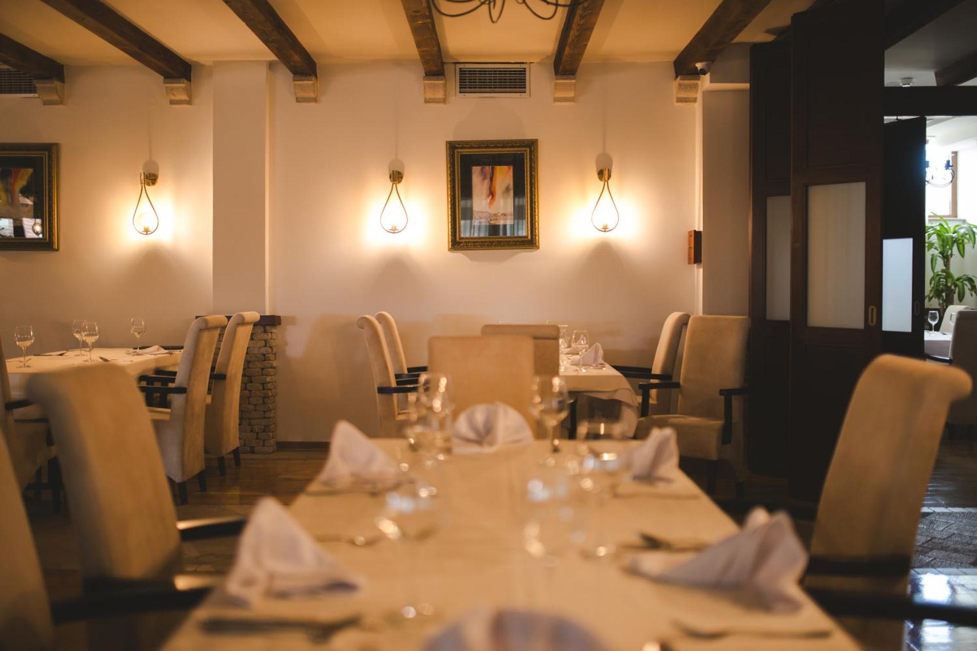 Hotel Marshal Nikšić Buitenkant foto