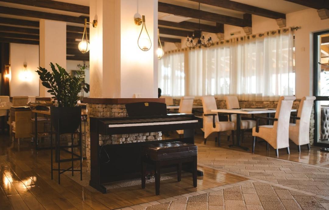 Hotel Marshal Nikšić Buitenkant foto
