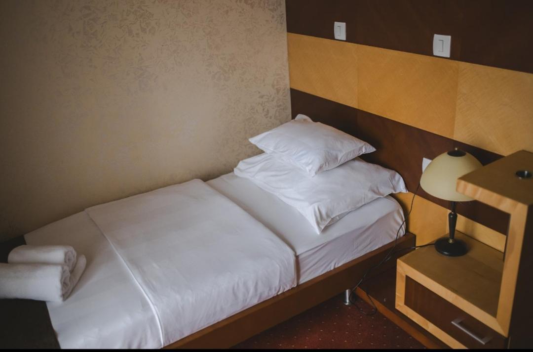 Hotel Marshal Nikšić Buitenkant foto