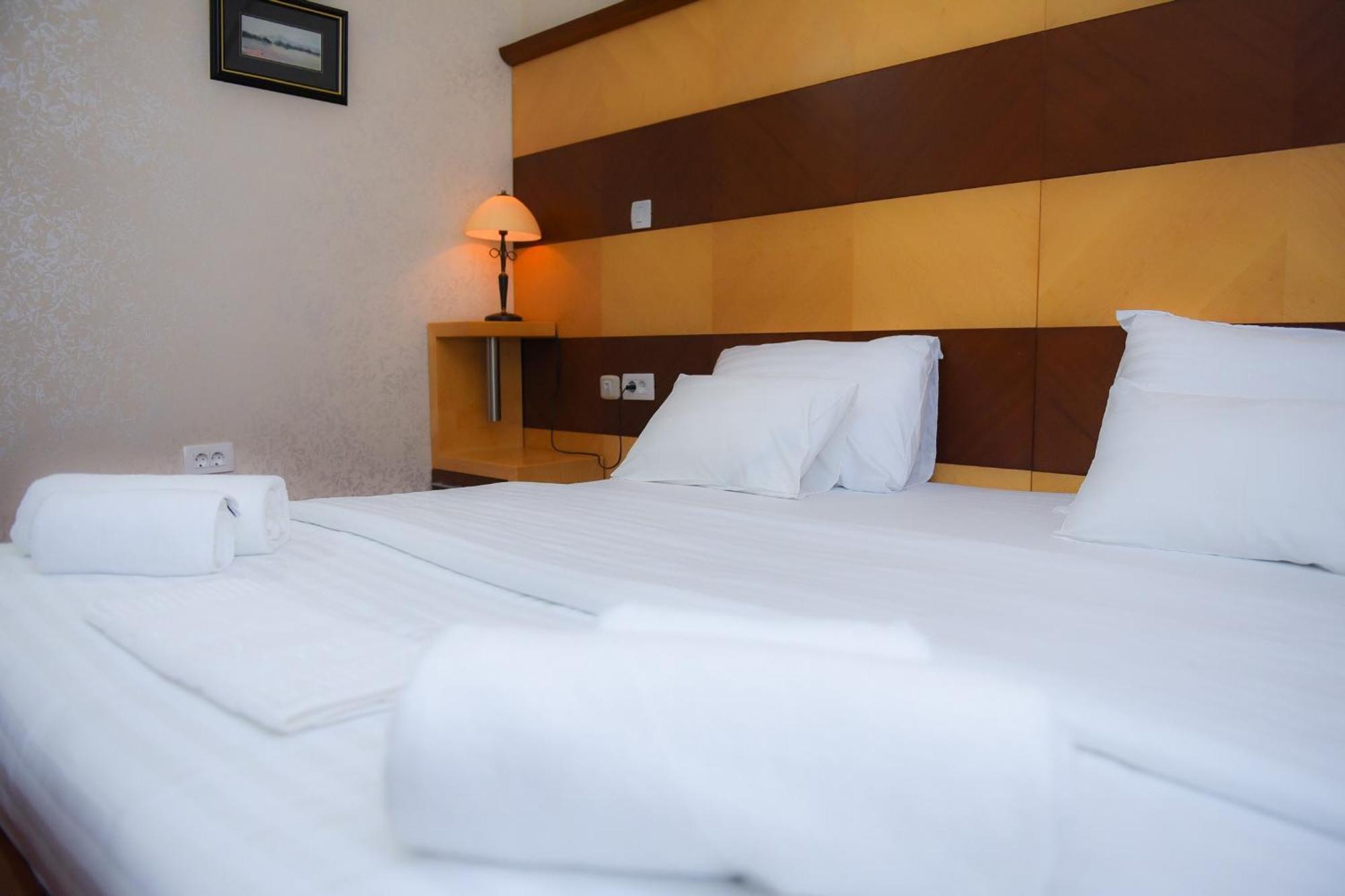 Hotel Marshal Nikšić Buitenkant foto